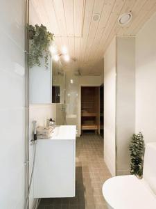 y baño con lavabo, ducha y aseo. en New luxury 110sqm apartment with terrace and great location en Helsinki