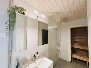 y baño con lavabo, ducha y espejo. en New luxury 110sqm apartment with terrace and great location en Helsinki