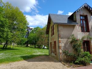 - un bâtiment en briques avec une fenêtre et une cour dans l'établissement COTTAGE, à La Chapelle-Bâton 29 autres photos