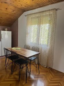 een tafel en stoelen in een kamer met een raam bij Urban Retreat Zagoric in Podgorica