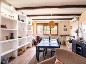 a kitchen and dining room with a table and chairs at Casa Rincón Del Valle in Dúrcal