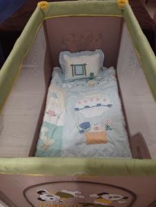 - un lit d'appoint dans un lit bébé dans l'établissement MARIOS HOUSE 1, à Xánthi