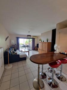 Posezení v ubytování Maison du piton st leu, vue mer