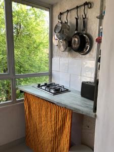 cocina con encimera, fogones y ventana en La Lauseta en Saint-Julien
