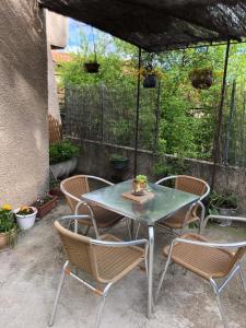 una mesa y sillas en un patio en La Lauseta, en Saint-Julien
