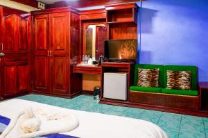 una camera con letto e una cucina con lavandino di Marine paradise Encore a Pattaya Sud