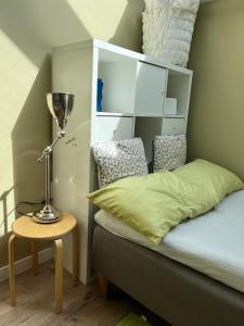 1 dormitorio con 1 cama con 1 trofeo sobre una mesa en Renesans nr. 6, en Vilna