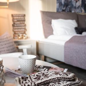 una camera con letto e tavolo con tazza di Spidsbergseter Resort Rondane a Venabygd