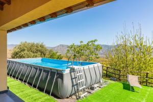 una piscina en el patio de una casa en Tuccios villa, en Solicchiata
