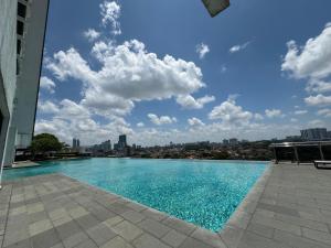 Πισίνα στο ή κοντά στο 1tebrau residences suite min98