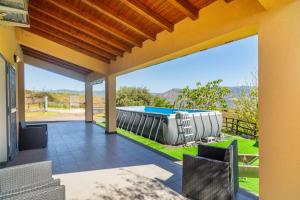 une terrasse ouverte avec une piscine et des chaises dans l'établissement Tuccios villa, à Solicchiata