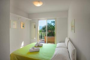 um quarto com uma cama com um cobertor verde em Terrace Sur Menton - Happy Rentals em Menton
