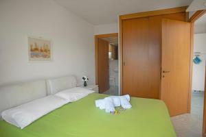 um quarto com uma cama verde e toalhas em Terrace Sur Menton - Happy Rentals em Menton