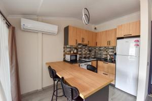 Een keuken of kitchenette bij Mykonut Boutique Suites