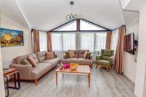 Een zitgedeelte bij Mykonut Boutique Suites