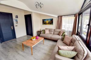 Een zitgedeelte bij Mykonut Boutique Suites