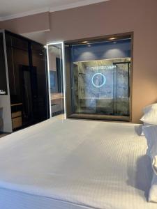 uma cama num quarto com uma grande janela em Sapar Standart Улучшенный полулюкс em Shymkent