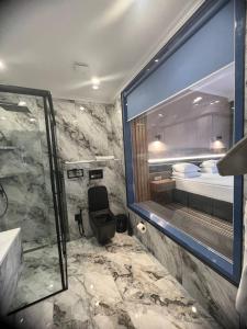 奇姆肯特的住宿－Sapar Standart Улучшенный полулюкс，带淋浴、卫生间和盥洗盆的浴室