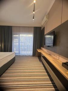奇姆肯特的住宿－Sapar Standart Улучшенный полулюкс，酒店客房设有一个长长的走廊,配有平面电视。