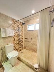 Ванная комната в The Henry Suites MiraNila Quezon City