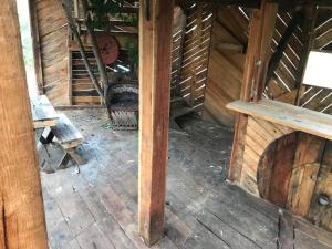 uma vista interior para um chalé de madeira com lareira em Casa o Habitaciones Favor de Leer Información Ante em Morelia