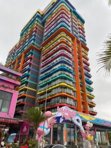 ein großes farbenfrohes Gebäude mit einem Schild davor in der Unterkunft Flamingo Hải Tiến in Thanh Hóa