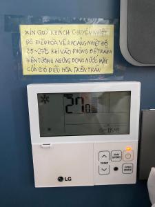 eine Mikrowelle mit einem Schild darüber in der Unterkunft Flamingo Hải Tiến in Thanh Hóa