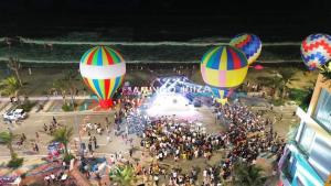 eine große Menschenmenge, die in Heißluftballons herumsteht in der Unterkunft Flamingo Hải Tiến in Thanh Hóa