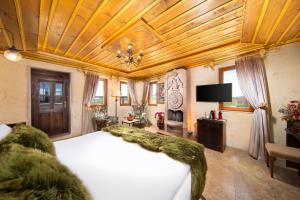 A television and/or entertainment centre at Cappadocia Pegasos Cave Suite Hotel