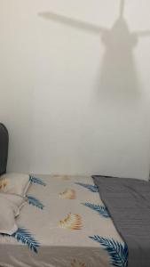 LabuにあるBahanis Homestay Suci Bandar Ainsdale, Serembanのベッド(掛け布団、枕付)