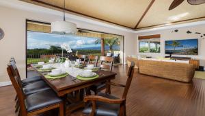 - une salle à manger et un salon avec une table et des chaises dans l'établissement DREAMS COME TRUE Dreamlike 3BR KaMilo Home with Amazing View and Pool, à Waikoloa