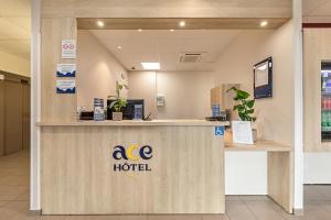 uma recepção do hotel no átrio de um hospital em ACE Hôtel Rouen Parc des Expositions em Le Petit-Couronne