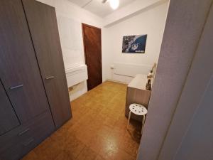 a small room with a table and a cabinet at Casa Viola in Campese