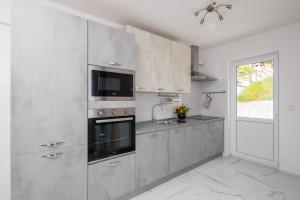 een keuken met roestvrijstalen apparatuur en een raam bij Paramount Apartments in Dugi Rat +83 foto's