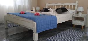 A bed or beds in a room at Dan Kazou Self Catering
