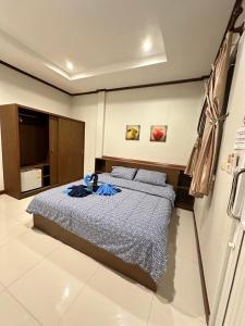 a bedroom with a large bed in a room at Nuch's Apple Guest House in Si Bun Ruang