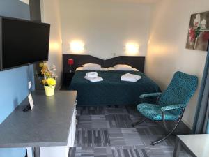 ein kleines Zimmer mit einem Bett und einem Stuhl in der Unterkunft Les Demeures de Borda in Dax