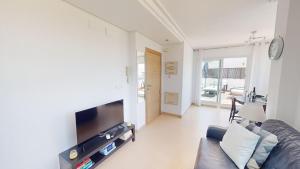 ein Wohnzimmer mit Sofa und Fernseher in der Unterkunft Penthouse Egeo C-A Murcia Holiday Rentals Property in Sucina