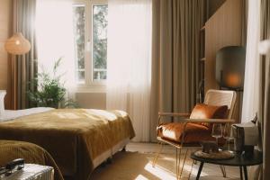 una camera con un letto e una sedia e una finestra di 2Places Soul a Lörrach