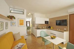 托斯科拉诺-马德尔诺I Girasoli D10 by Wonderful Italy的配有沙发和桌子的厨房和客厅