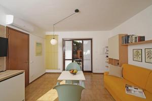 托斯科拉诺-马德尔诺I Girasoli D10 by Wonderful Italy的客厅里有一张沙发和一张桌子。