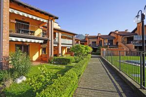 托斯科拉诺-马德尔诺I Girasoli D10 by Wonderful Italy的排屋前的走道