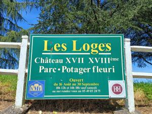 a sign on a fence that says las losses at COTTAGE in La Chapelle-Bâton
