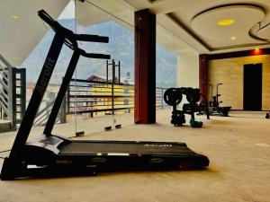 Fitness center at/o fitness facilities sa Vista Resort, Manali - centrally Heated & Air cooled luxury rooms