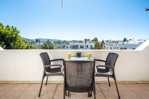 una mesa y sillas en un balcón con vistas en Central, Cozy, Comfy, 1BR House, Free Parking & Fast Wi-Fi, 4ppl, en Bodrum City