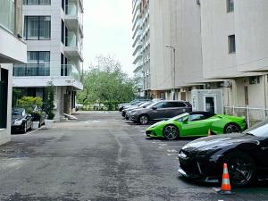 a row of cars parked in a parking lot at Mamaia Nord - Studio in Mamaia