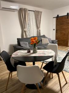Posezení v ubytování Marina Spacious Family Apartment + 32 fotografií