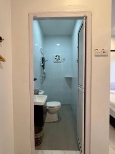 a bathroom with a toilet and a sink at Guest House Gua Kelam in Kaki Bukit