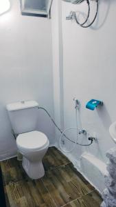 ein weißes Badezimmer mit Toilette und Waschbecken in der Unterkunft Dana Village Lodge in Dana + 151 Fotos