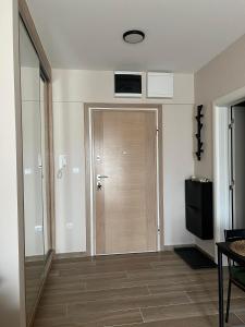 Uma televisão e/ou sistema de entretenimento em Apartment Mari Mari